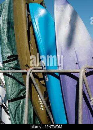 Planches de surf et canoës disponibles à la location près de Lyme Regis Beach, Lyme Regis, Dorset, Royaume-Uni, 2019. Banque D'Images