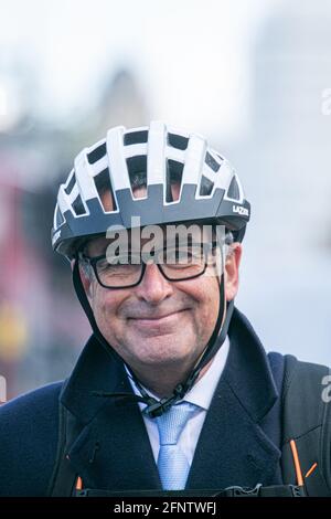 WESTMINSTER LONDRES 19 mai 2021. Bernard Jenkin, député conservateur de Harwich et de North Essex, portant un casque de vélo, arrive au Parlement. Credit amer ghazzal/Alamy Live News Banque D'Images