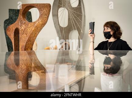 Rachel Oliver, employée de Hepworth, photographie l'exposition Barbara Hepworth: Art et vie au musée d'art Hepworth Wakefield de Wakefield, dans le West Yorkshire, pour marquer leur 10e anniversaire. Date de la photo: Mercredi 19 mai 2021. Banque D'Images