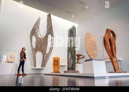 Clare Nadal, conservatrice adjointe, voit l'exposition Barbara Hepworth: Art and Life au musée d'art Hepworth Wakefield à Wakefield, dans le West Yorkshire, pour marquer leur 10e anniversaire. Date de la photo: Mercredi 19 mai 2021. Banque D'Images