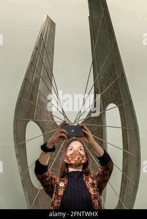 Clare Nadal, conservatrice adjointe, photographie l'exposition Barbara Hepworth: Art et vie au musée d'art Hepworth Wakefield à Wakefield, dans le West Yorkshire, pour souligner leur 10e anniversaire. Date de la photo: Mercredi 19 mai 2021. Banque D'Images