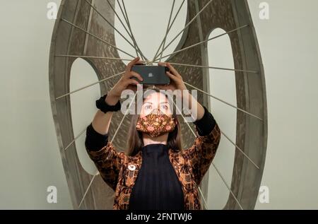 Clare Nadal, conservatrice adjointe, photographie l'exposition Barbara Hepworth: Art et vie au musée d'art Hepworth Wakefield à Wakefield, dans le West Yorkshire, pour souligner leur 10e anniversaire. Date de la photo: Mercredi 19 mai 2021. Banque D'Images