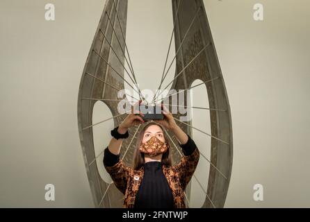 Clare Nadal, conservatrice adjointe, photographie l'exposition Barbara Hepworth: Art et vie au musée d'art Hepworth Wakefield à Wakefield, dans le West Yorkshire, pour souligner leur 10e anniversaire. Date de la photo: Mercredi 19 mai 2021. Banque D'Images