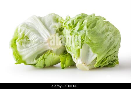 Le letuce frais de l'iceberg est isolé sur fond blanc avec le chemin d'écrêtage Banque D'Images