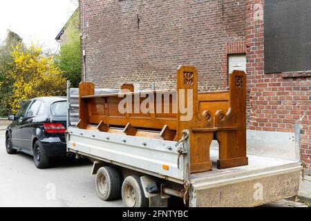 Deux ragoûts sont transportés sur une remorque par chariot Banque D'Images