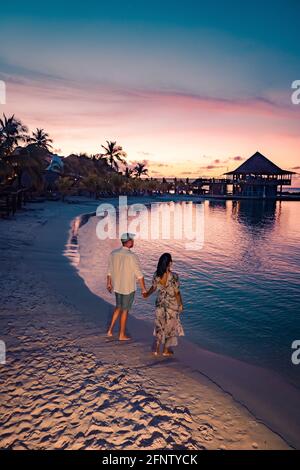 Couple sur la plage de Curaçao pendant le coucher du soleil, hommes et femmes regardant le coucher du soleil sur la plage tropicale de Curaçao pendant les vacances Banque D'Images