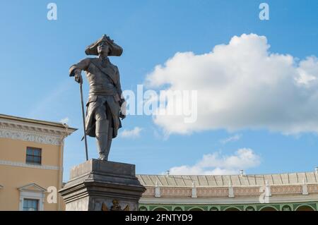 PAVLOVSK, RUSSIE - 21 SEPTEMBRE 2017. Monument à l'empereur Paul I en face du palais Pavlovsk - palais d'été de l'empereur à Pavlovsk près de St Petersbur Banque D'Images