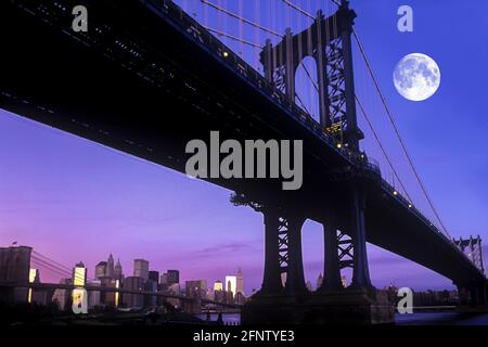 2005 PONT HISTORIQUE DE MANHATTAN (©GUSTAV LINDENTHAL 1909) EAST RIVER DUMBO QUARTIER BROOKLYN NEW YORK CITY USA Banque D'Images