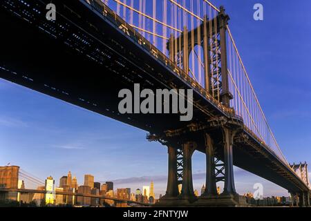 2005 PONT HISTORIQUE DE MANHATTAN (©GUSTAV LINDENTHAL 1909) EAST RIVER DUMBO QUARTIER BROOKLYN NEW YORK CITY USA Banque D'Images