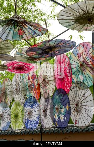 Tunnel fait de parasols peints en papier d'huile japonais Banque D'Images