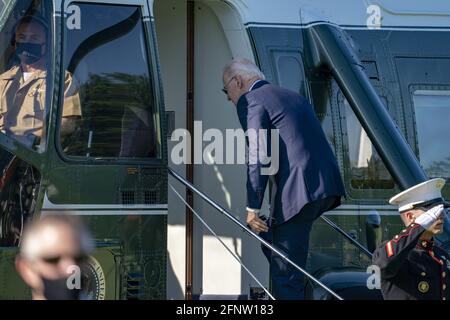 Washington, États-Unis. 19 mai 2021. LE président AMÉRICAIN Joe Biden est à bord de Marine One à la Maison Blanche à Washington, DC, le mercredi 19 mai 2021. Le président Joe Biden quitte la Maison Blanche pour le Connecticut pour le 140e commencement des gardes-côtes américains. Photo par Tasos Katopodis/UPI crédit: UPI/Alay Live News Banque D'Images