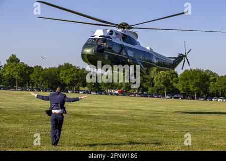 Washington, États-Unis. 19 mai 2021. Ground Personal help Land Marine One sur l'ellipse pour transporter le président américain Joe Biden à la Maison Blanche à Washington, DC, le mercredi 19 mai 2021. Le président Joe Biden quitte la Maison Blanche pour le Connecticut pour le 140e commencement des gardes-côtes américains. Photo par Tasos Katopodis/UPI crédit: UPI/Alay Live News Banque D'Images