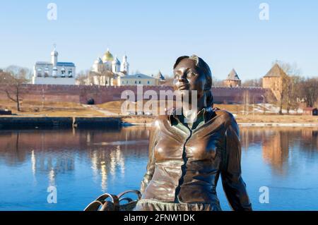 VELIKY NOVGOROD, RUSSIE - 13 MARS 2017. Sculpture d'une jeune fille touristique fatiguée sur le fond flou du Kremlin de Veliky Novgorod au printemps ensoleillé Banque D'Images