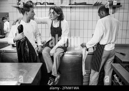 Le célèbre chef Marco Pierre White dans la cuisine du restaurant Harvey's à Wandsworth, au plus haut de sa renommée croissante. Londres - 1989. ROYAUME-UNI Banque D'Images