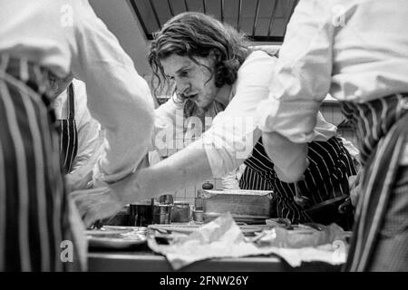 Le célèbre chef Marco Pierre White dans la cuisine du restaurant Harvey's à Wandsworth, au plus haut de sa renommée croissante. Londres - 1989, Royaume-Uni Banque D'Images