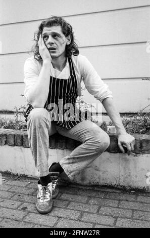 Célèbre chef Marco Pierre White dans la cuisine du restaurant Harvey's à Wandsworth, au plus haut de sa renommée croissante, 1989. Londres, Royaume-Uni Banque D'Images