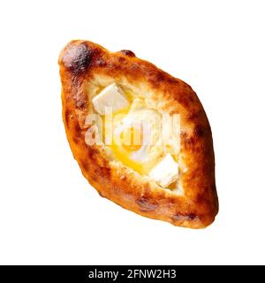 Khachapuri adjarien isolé avec des œufs et du fromage Banque D'Images