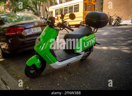 New York, États-Unis. 18 mai 2021. Une mobylette électrique de marque Lime garée dans le quartier de Chelsea, à New York, le mardi 18 mai 2021. Principalement connue pour son trottinette kick-partage de conduite la compagnie lance une ligne de cyclomoteurs électriques Lime à New York. Les cyclomoteurs sont fabriqués par la société chinoise NIU et sont les mêmes véhicules que ceux utilisés par le concurrent de Lime Revel. (Photo de Richard B. Levine) crédit: SIPA USA/Alay Live News Banque D'Images