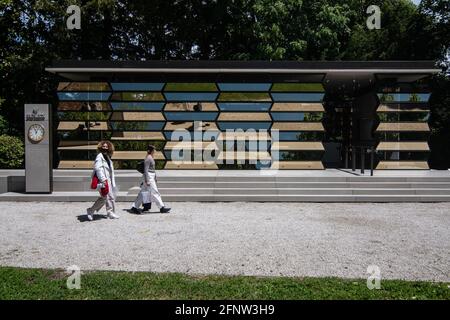 Venise, Italie. 19 mai 2021. Les visiteurs apprécient l'architecture de la Biennale de Venise 2021 « Comment vivrons-nous ensemble ? » Lors de l'aperçu de la presse le 15 mai à Venise, Italie. L'architecture de la Biennale de Venise sera ouverte au public du 22 mai au 21 novembre, après la pandémie de Coivd-19 . © Simone Padovani / Awakening / Alamy Live News Banque D'Images