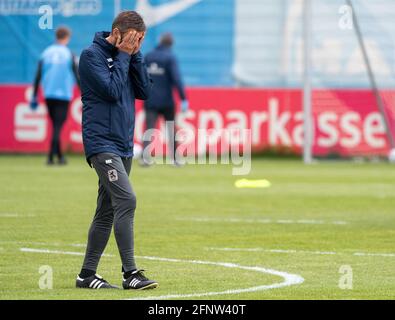 Munich, Allemagne. 19 mai 2021. L'entraîneur-chef Michael Köllner participe au lancement de l'entraînement de TSV 1860 Munich au sol du club. Credit: Peter Kneffel/dpa/Alay Live News Banque D'Images