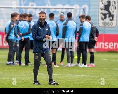 Munich, Allemagne. 19 mai 2021. L'entraîneur-chef Michael Köllner participe à la session d'entraînement du TSV 1860 Munich au sol du club. Credit: Peter Kneffel/dpa/Alay Live News Banque D'Images