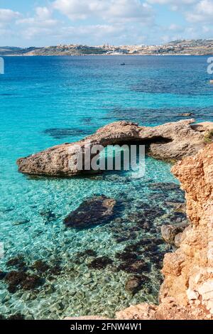 Le lagon bleu de Comino Island. Plage turquoise idyllique à Malte. Banque D'Images