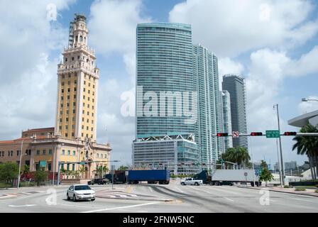 Le carrefour des Boulevards de Port et Biscayne et la tour historique Freedom dans le centre-ville de Miami (Floride). Banque D'Images