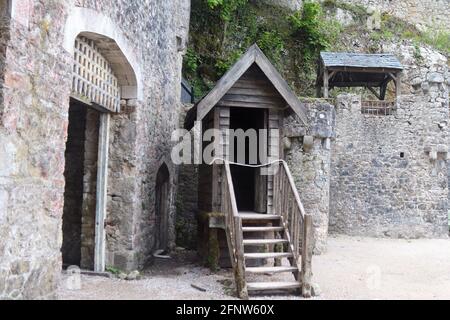 Abergele North Wales19 Mai 2021 le château de Gwych est utilisé comme toile de fond dans un photoshoot pour une collection Louis Vuitton cette semaine. La marque de mode a commencé à filmer à Conwy hier au château de I'm a Celebrity. Le château est fermé au public pendant deux jours. Crédit : Mike Clarke / Alamy Live News Banque D'Images