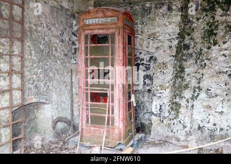 Abergele North Wales19 Mai 2021 le château de Gwych est utilisé comme toile de fond dans un photoshoot pour une collection Louis Vuitton cette semaine. La marque de mode a commencé à filmer à Conwy hier au château de I'm a Celebrity. Le château est fermé au public pendant deux jours. Crédit : Mike Clarke / Alamy Live News Banque D'Images