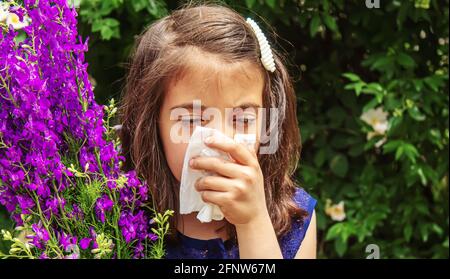 Allergie saisonnière chez un enfant. Coryza. Concentration sélective. Personnes Banque D'Images