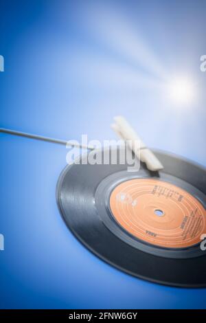 7 pouces 45 tr/min record de vinyle de Dancing Queen par Abba (1976) accroché à la ligne de lavage au soleil. Concept de nostalgie, années 1970, divertissement Banque D'Images