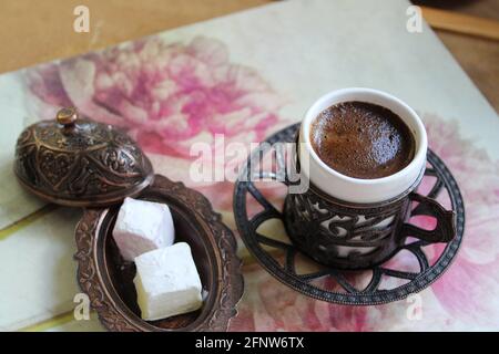 Un moment de détente en soirée avec une bonne tasse de café filtre et délice turc Banque D'Images