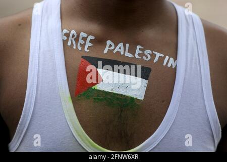 Un manifestant vu avec un drapeau palestinien peint sur sa poitrine avec les mots "Palestine libre" représentant la protestation.la communauté bangladaise met en scène un mouvement de solidarité pour protester contre les meurtres de Palestiniens dans les frappes aériennes israéliennes sur Gaza. Banque D'Images