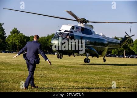 White House, Washington, DC, 19 mai 2021. Ground Personal help Land Marine One sur l'ellipse pour transporter le président des États-Unis Joe Biden à la Maison Blanche à Washington, DC, le mercredi 19 mai 2021. Le président Joe Biden quitte la Maison Blanche pour le Connecticut pour le 140e commencement de la Garde côtière américaine.Credit: Tasos Katopodis/Pool via CNP /MediaPunch Banque D'Images