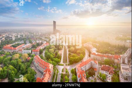 Wroclaw, Pologne. Vue aérienne de la place Powstancow Slaskich - une place sous forme de rond-point (place étoile) avec un petit parc au centre Banque D'Images