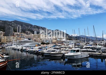 Monaco, Monte Carlo. 19 mai 2021. Bateaux dans le pittoresque port de Monaco. 19.05.2021. Championnat du monde de Formule 1, Rd 5, Grand Prix de Monaco, Monte Carlo, Monaco, Journée de préparation. Le crédit photo doit être lu : images XPB/Press Association. Crédit : XPB Images Ltd/Alamy Live News Banque D'Images