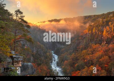 Tallulah Falls, New York, USA surplombant les gorges de Tallulah dans la saison d'automne. Banque D'Images