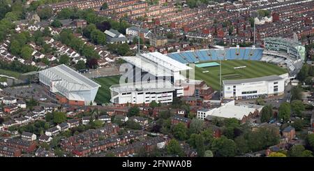 Vue aérienne du terrain de cricket du Yorkshire et du terrain de rugby du stade Emerald Headingley, Leeds, West Yorkshire Banque D'Images