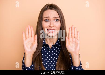 Photo d'une jeune femme attirante mécontent tenir les mains oops défaut isolé sur fond beige Banque D'Images