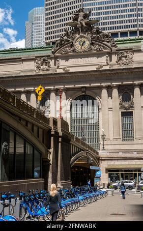 La station d'accueil CitiBike est située à Pershing Square, en face du Grand Central terminal, New York City, États-Unis Banque D'Images