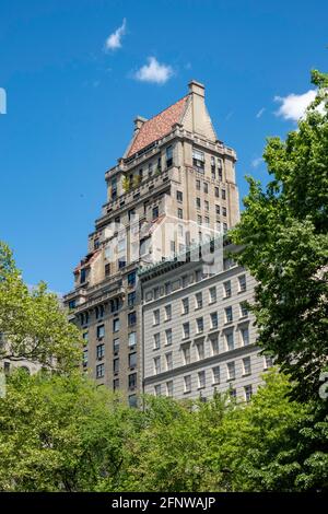 Le bâtiment Co-op Apartment situé au 825 Fifth Avenue a un toit en tuiles rouges, Lenox Hill, NYC., États-Unis Banque D'Images