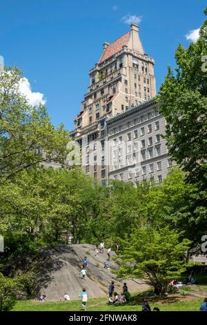 Le bâtiment Co-op Apartment situé au 825 Fifth Avenue a un toit en tuiles rouges, Lenox Hill, NYC., États-Unis Banque D'Images