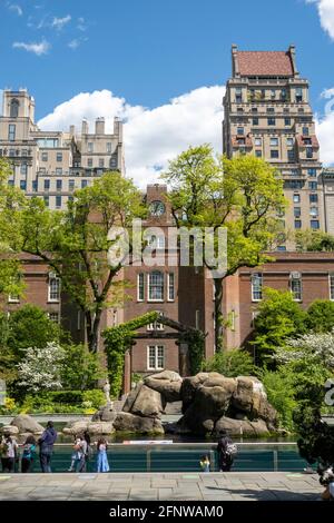 Le Central Park Zoo surplombe la Fifth Avenue à New York, aux États-Unis Banque D'Images