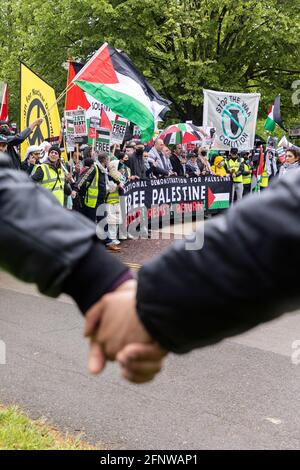 Des manifestants se tenant les mains de la foule derrière eux, manifestation de solidarité "Free Palestine", Londres, 15 mai 2021 Banque D'Images