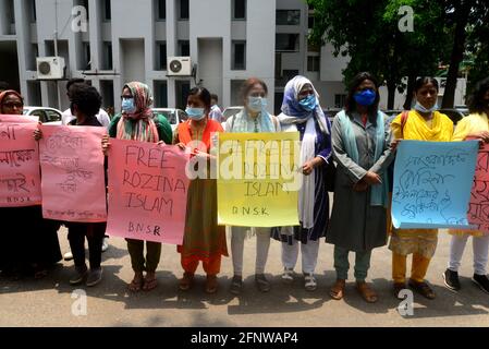 Dhaka (Bangladesh), le 19 mai 2021.des groupes de femmes journalistes prennent part à une manifestation demandant la libération de la journaliste d'investigation Rozina Islam détenue, à crédit: Mamunur Rashid/Alay Live News Banque D'Images
