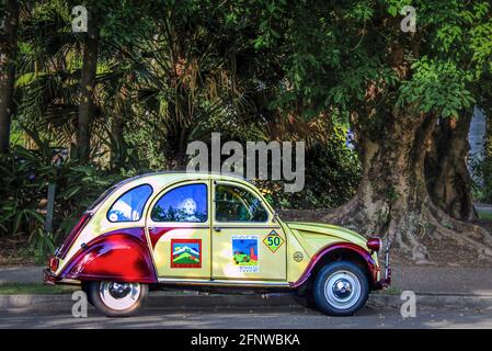 Avril 8 2014 Brisbane Australie petite voiture multicolore mignonne avec des décalques garés par le parc australien. Banque D'Images