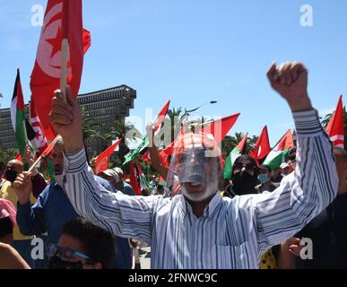 Tunis, Tunisie. 19 mai 2021. Les gens assistent à un rassemblement pour soutenir le peuple palestinien à Tunis, en Tunisie, le 19 mai 2021. Crédit: Adel Ezzine/Xinhua/Alamy Live News Banque D'Images