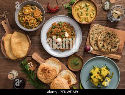 Plat de nourriture indienne: punjabi chole, pav bhaji, shahi paneer, et dhokla Banque D'Images