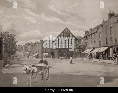 Vue de la fin du XIXe siècle sur l'ancienne Maison du marché datant de 1617 et la place du marché de Ledbury, une ville du comté de Herefordshire, en Angleterre. C'était la maison de la poète Elizabeth Barrett Browning, qui a passé son enfance à Hope End, et aussi le lieu de naissance du poète lauréat John Masefield. Banque D'Images