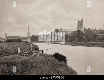 Vue de la fin du XIXe siècle sur la rivière Severn en passant par la cathédrale de Worcester, une cathédrale anglicane de Worcester, en Angleterre. L'église cathédrale actuelle a été construite entre 1084 et 1504, et représente tous les styles d'architecture anglaise de Norman à perpendiculaire gothique, et est célèbre pour le tombeau du roi Jean. Banque D'Images